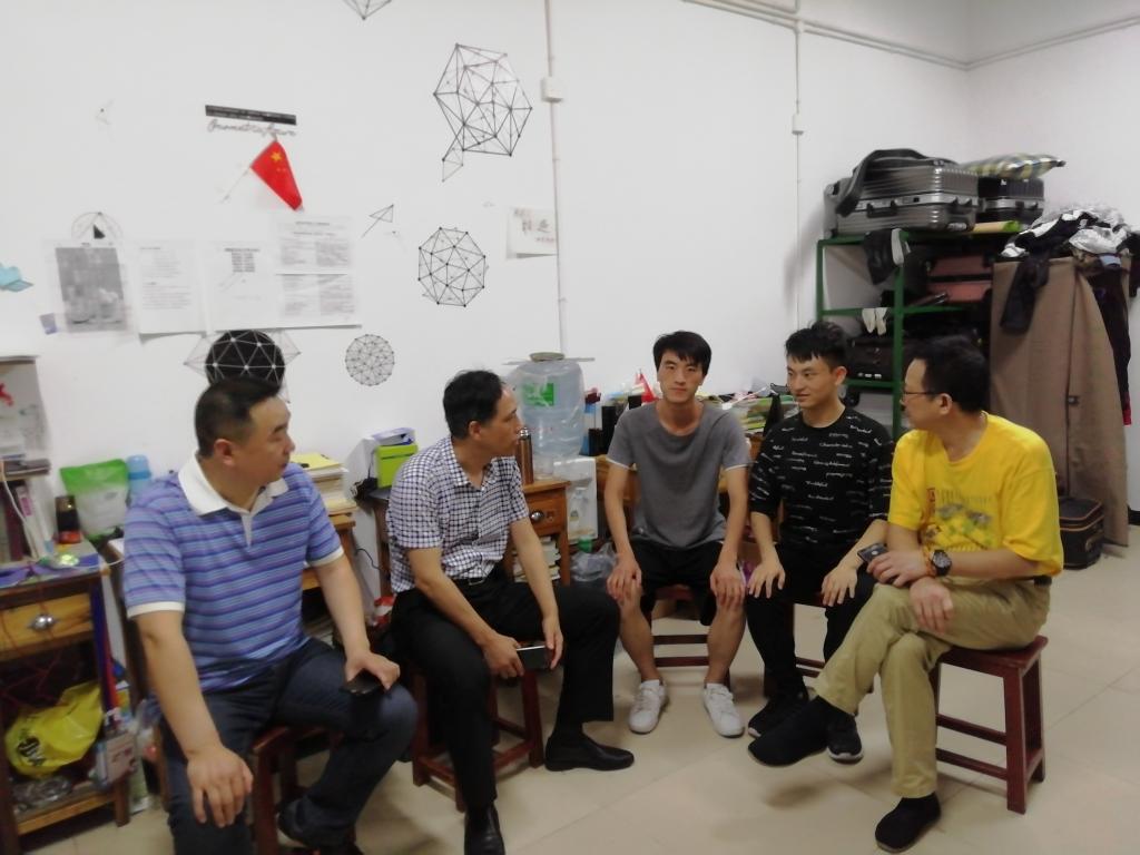 (校党委副书记刘铁铭同KY官网学生深入交谈)