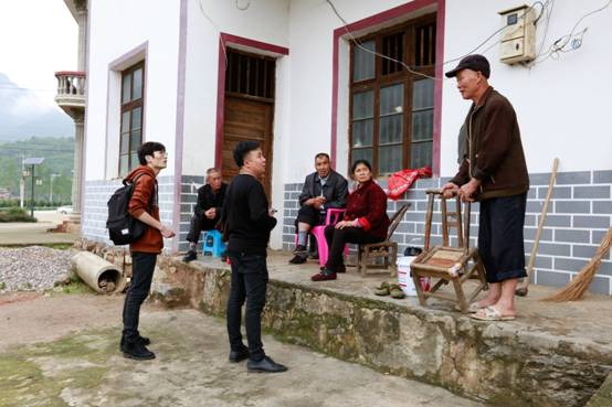 环境设计专业龙选君老师带领学生在农户家中调查.jpg