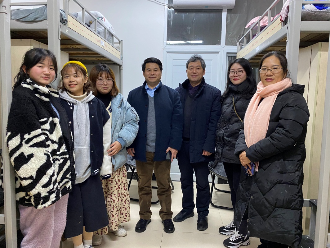 与寝室同学及随行人员合影