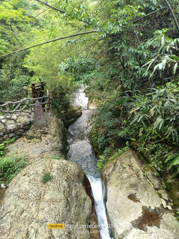 三联洞水劈石开景点