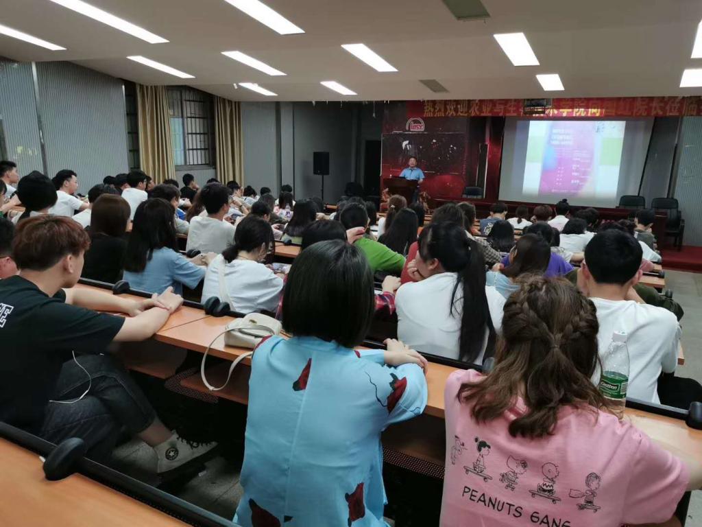 向院长结合KY官网的实际情况与KY官网师生进行交流
