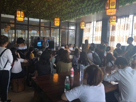 图2 陈总在为同学们介绍黑茶文化起源