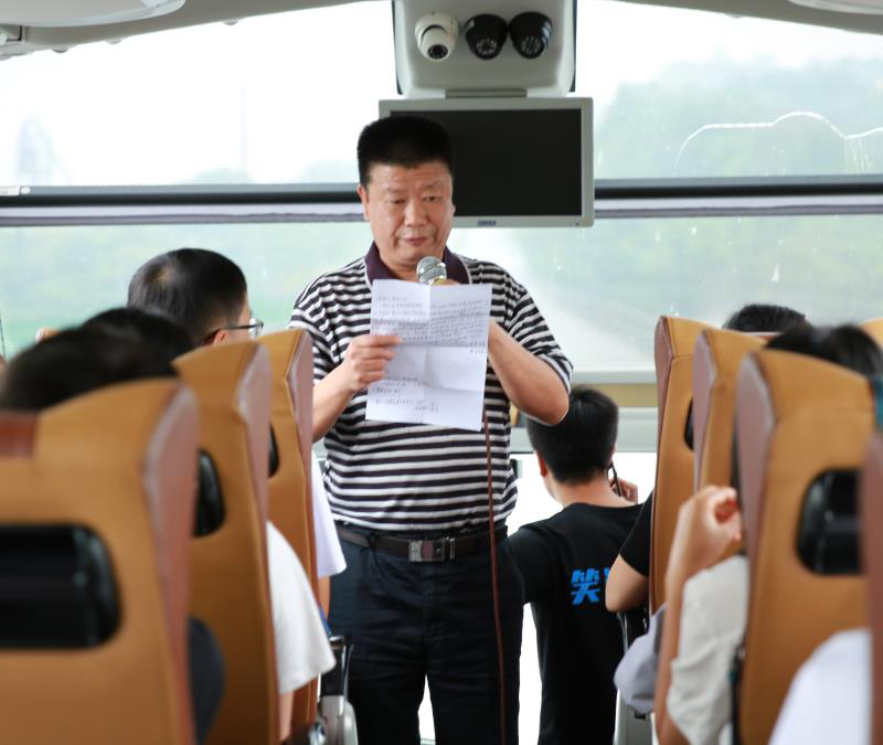图一   胡书记宣读倡议书