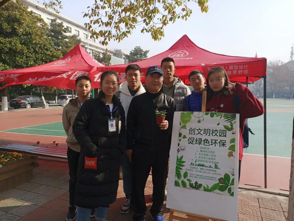 (获奖者与工作人员合影留念)