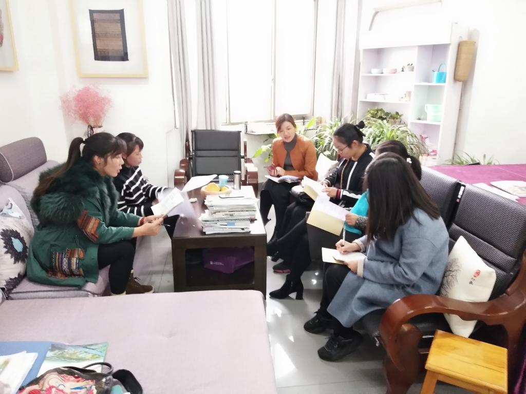 听课评课教研活动的现场(417教室)