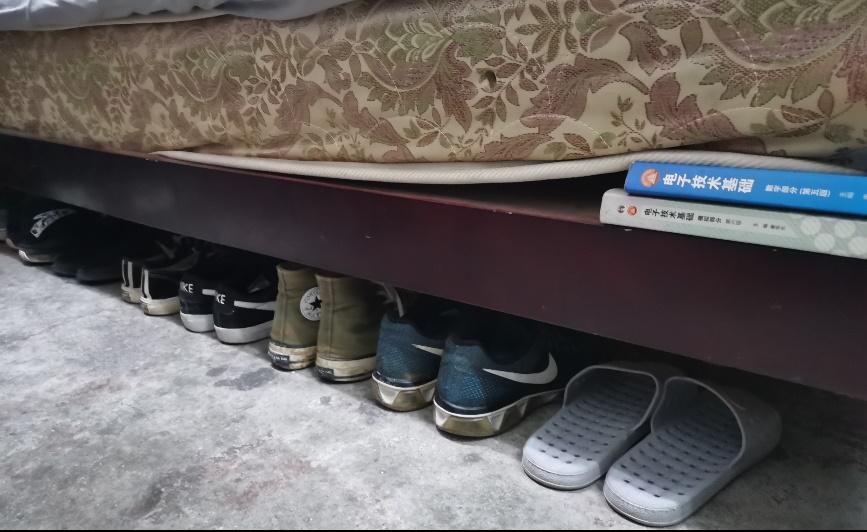 图三 鞋子摆放一角