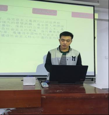 (团副刘杰讲解团务知识)