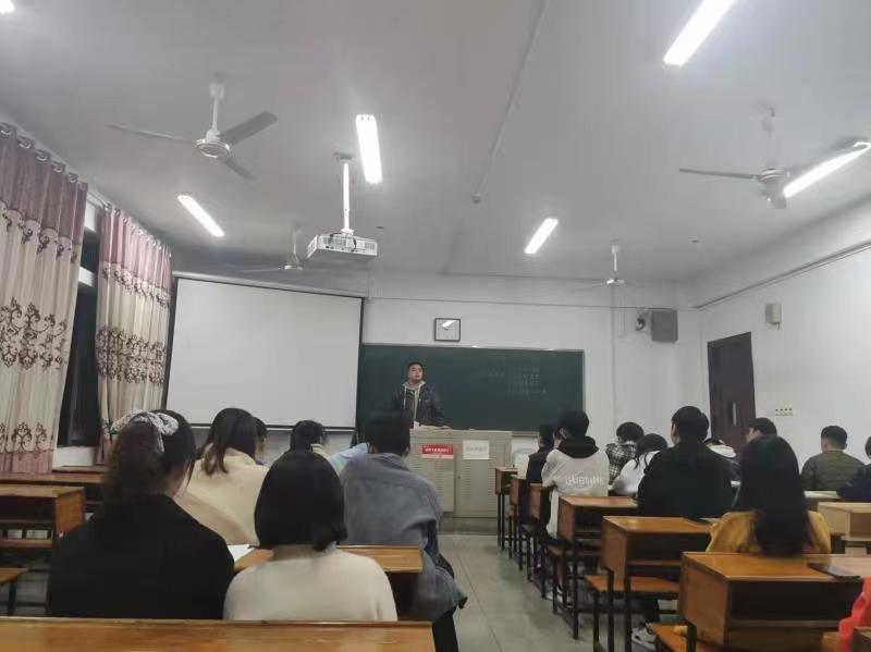 图一 学生会主席主持会议