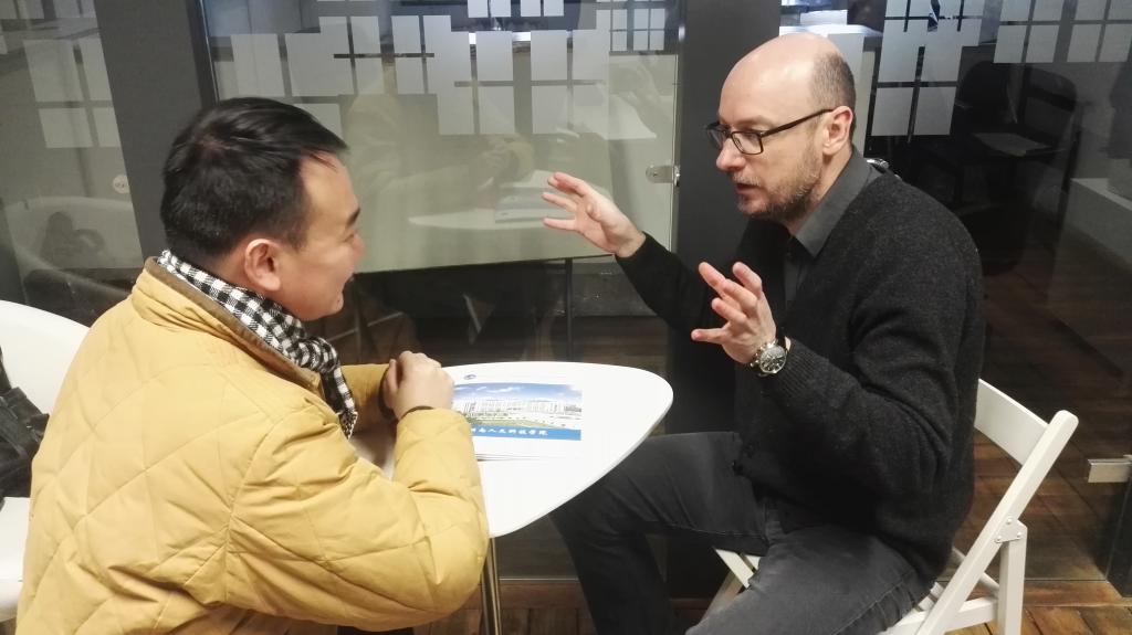 与研究生学院院长麦克尔教授进行讨论的现场