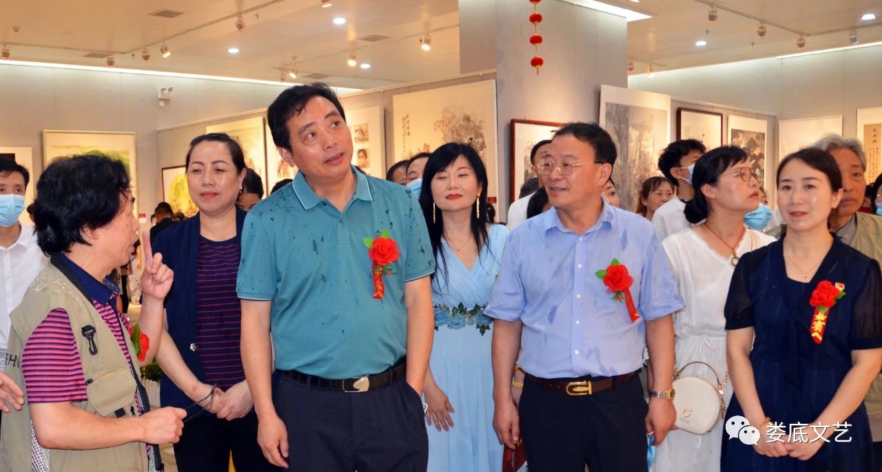 市领导观展现场