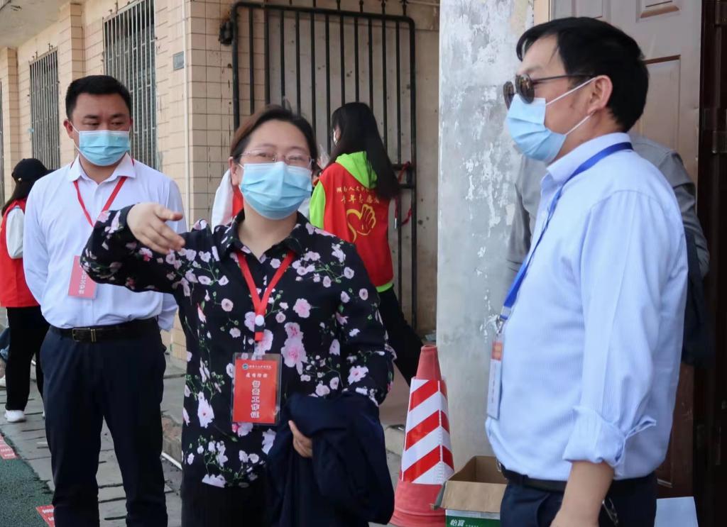 纪委书记凌艳平在采样现场督查