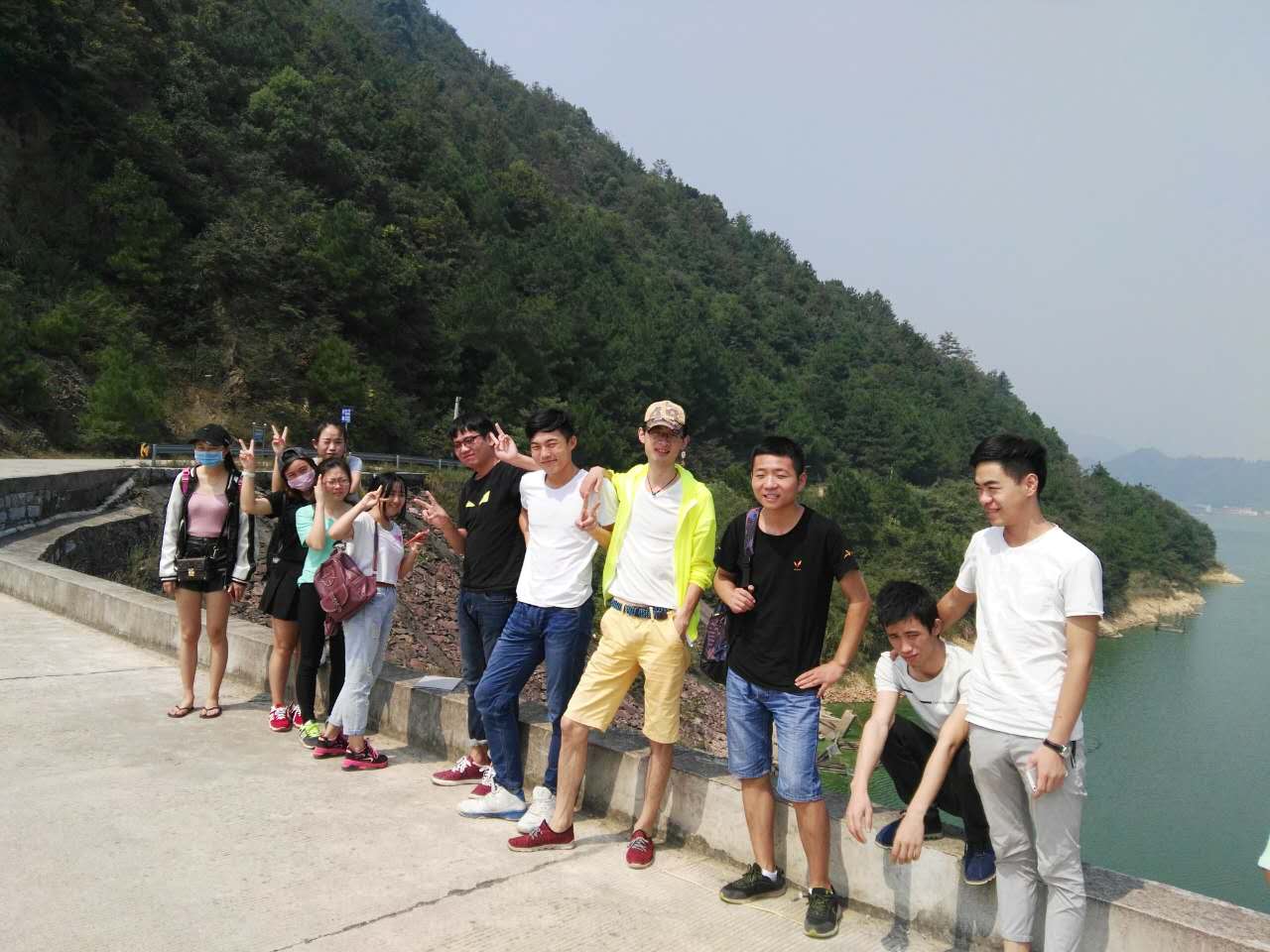 学生们在合东水库大坝上合影留念