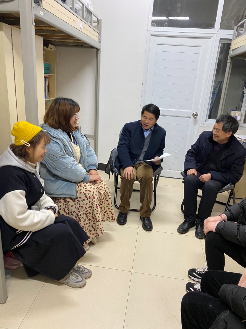 与学生亲切座谈