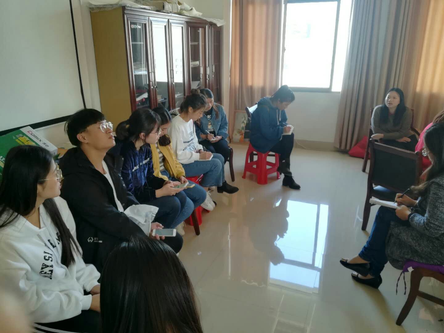 图1 娄底市一中实习生见面会