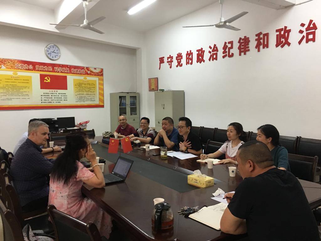 (KY官网领导班子与英国巴斯斯巴大学音乐学院院长一行洽谈合作事宜)