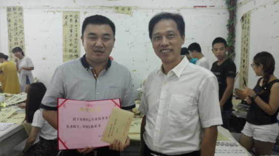 学校党委副书记刘铁铭为易俊老师颁发奖金后合影