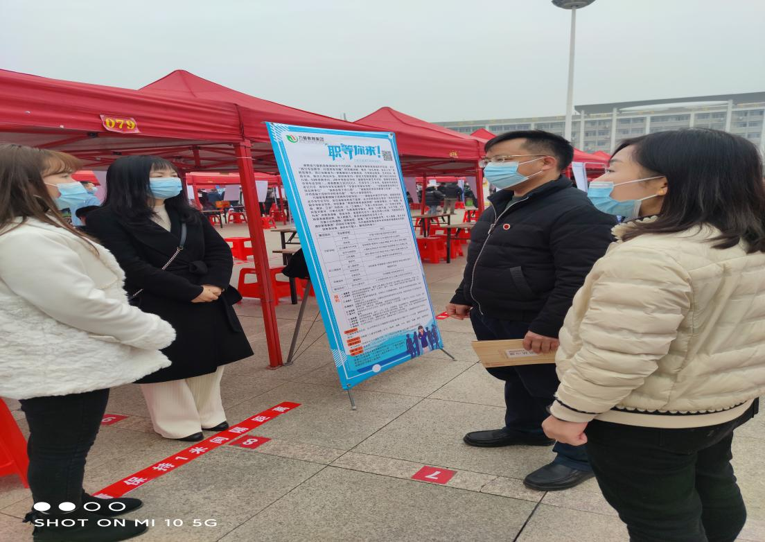 邹坤书记、田密副书记对学生进行就业指导