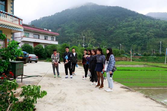 环境设计专业谭娟老师带领学生在外业调查.jpg