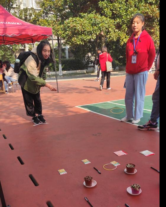 (同学积极参加活动)