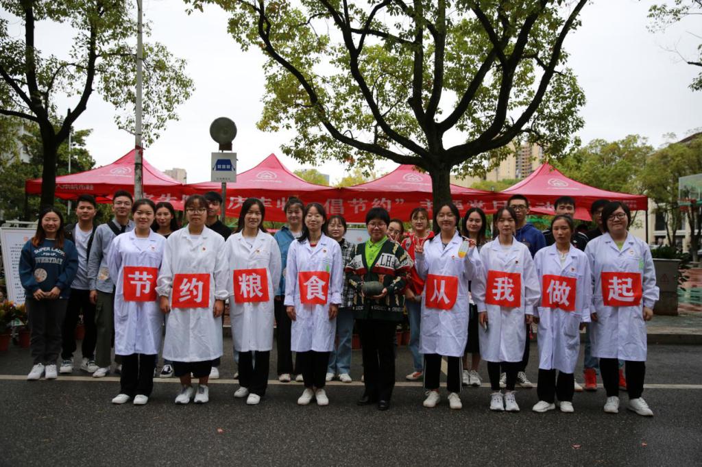 图二  志愿者宣传“节约粮食,从我做起”