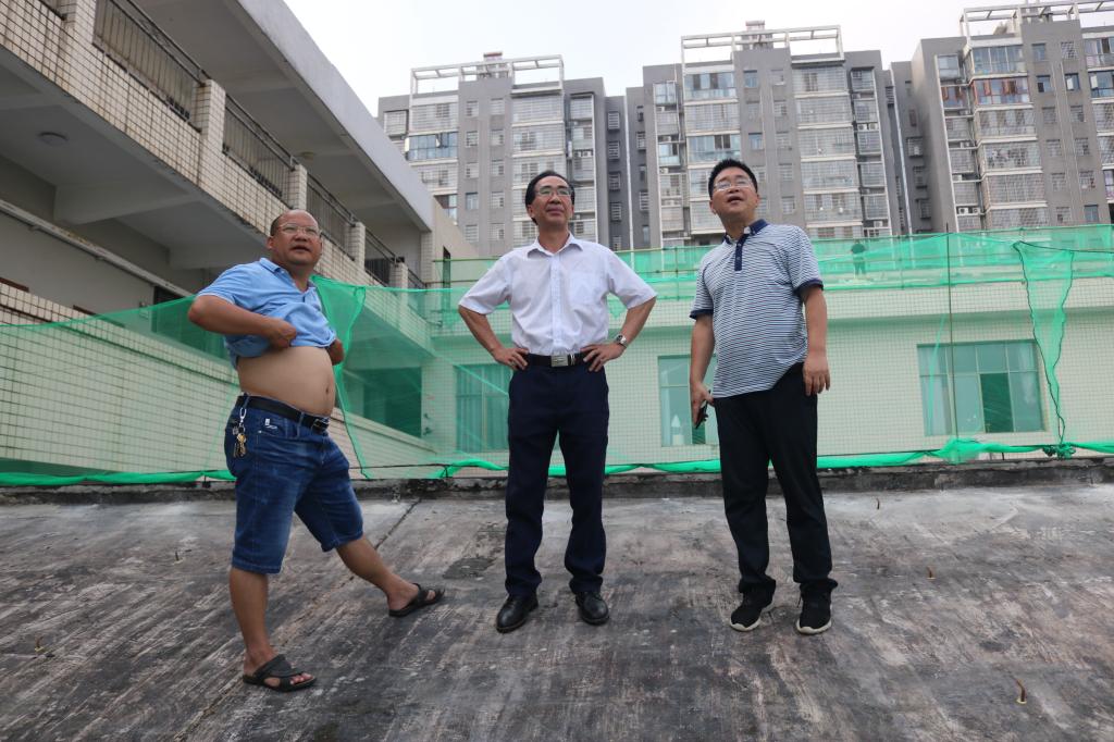 蒋建初一行在逸夫楼屋顶改造工地检查