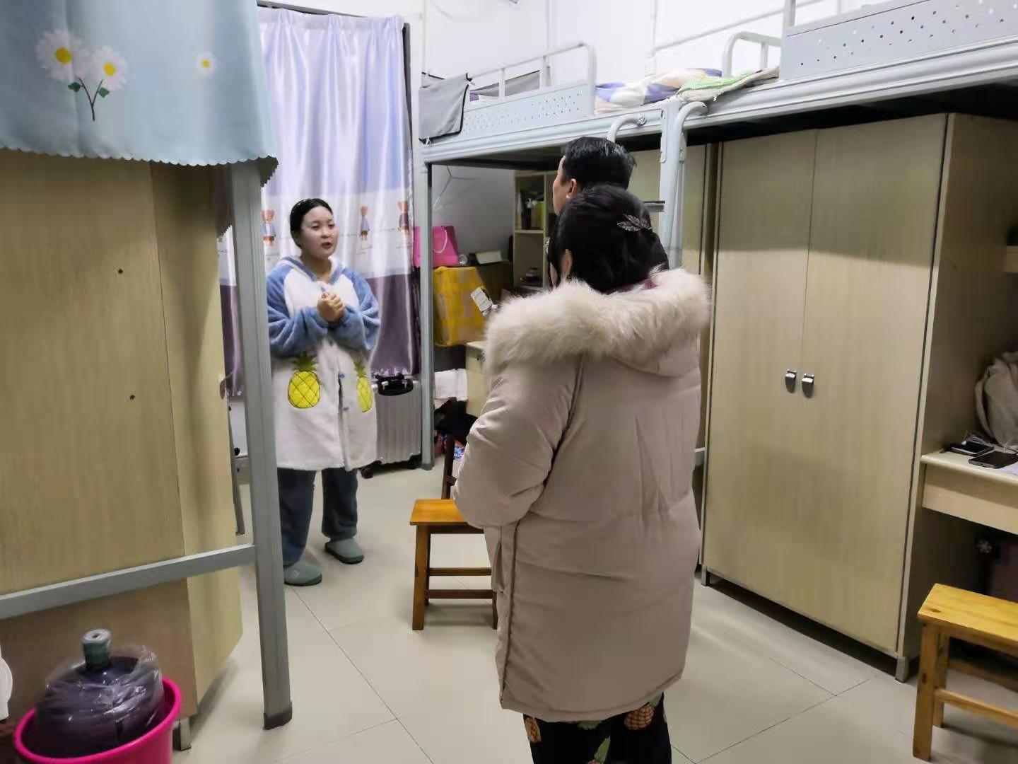 图 向书记对学生进行安全教育