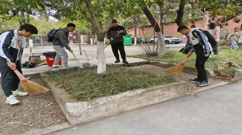 同学们在清扫落叶