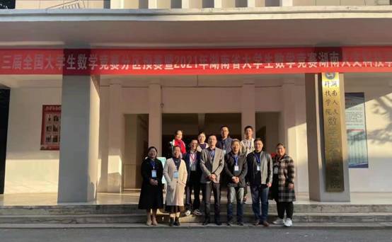 商店外的路人描述已自动生成