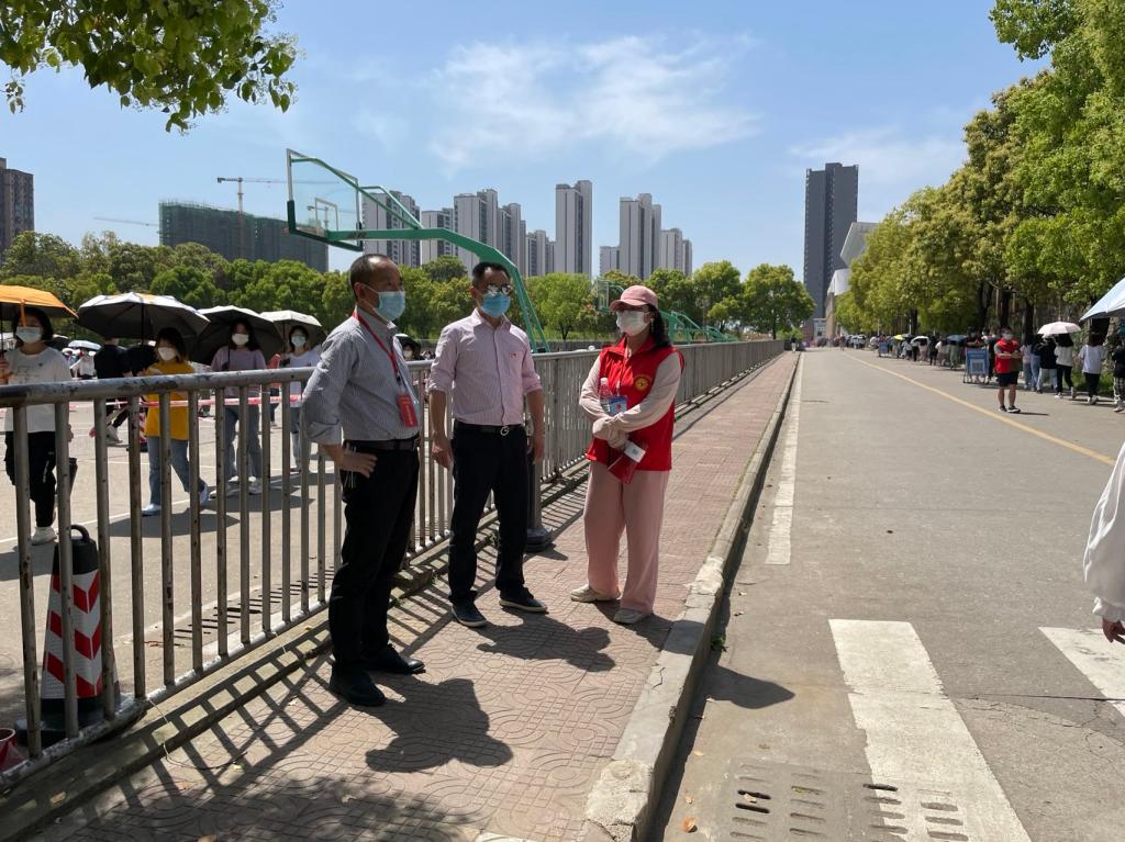 副校长刘铁峰在候场区指导