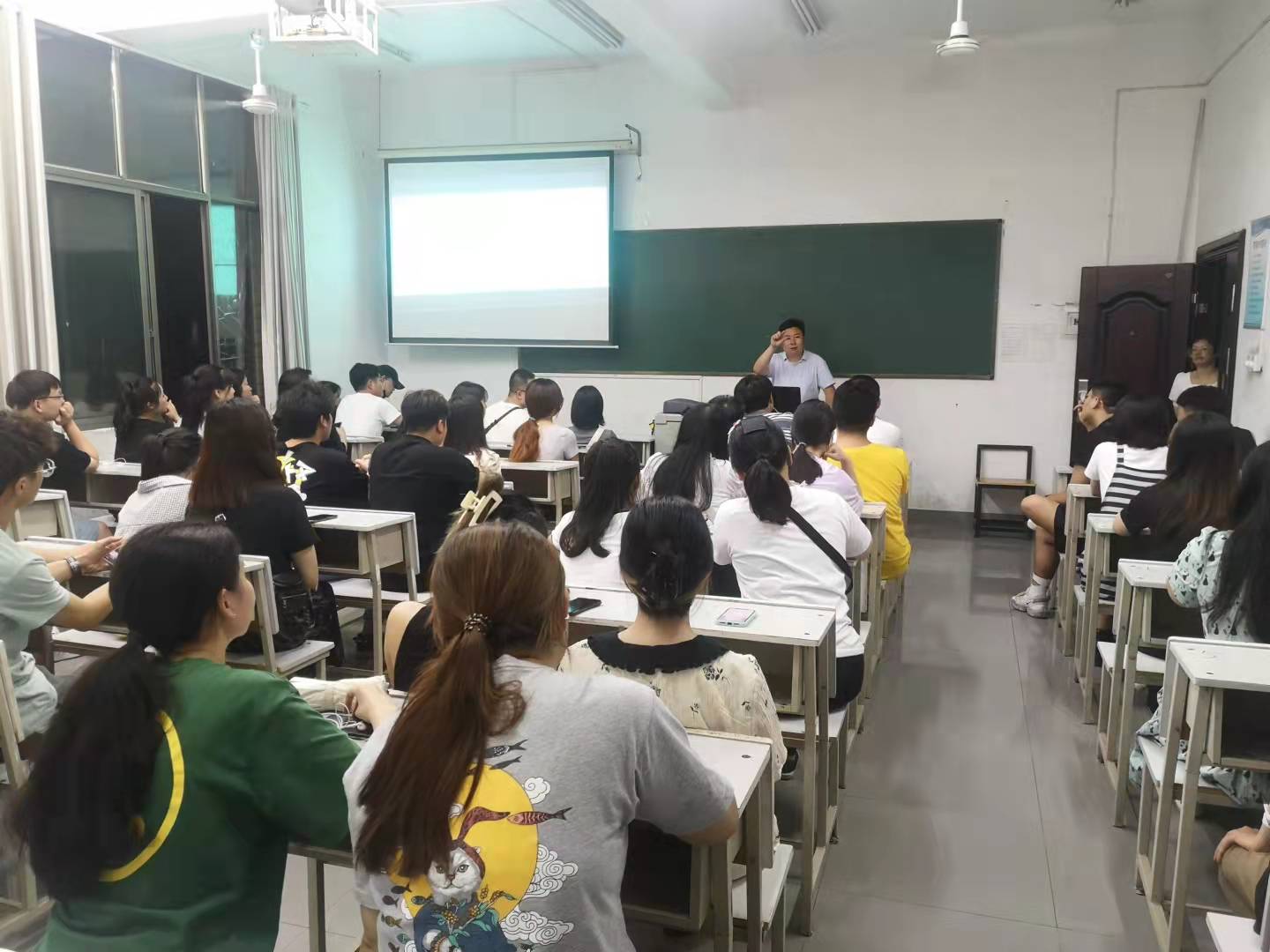 带队老师在逸夫楼4楼教室给同学们开动员大会