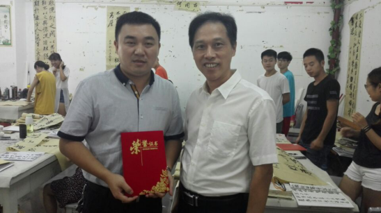 学校党委副书记刘铁铭为易俊老师颁发证书后合影