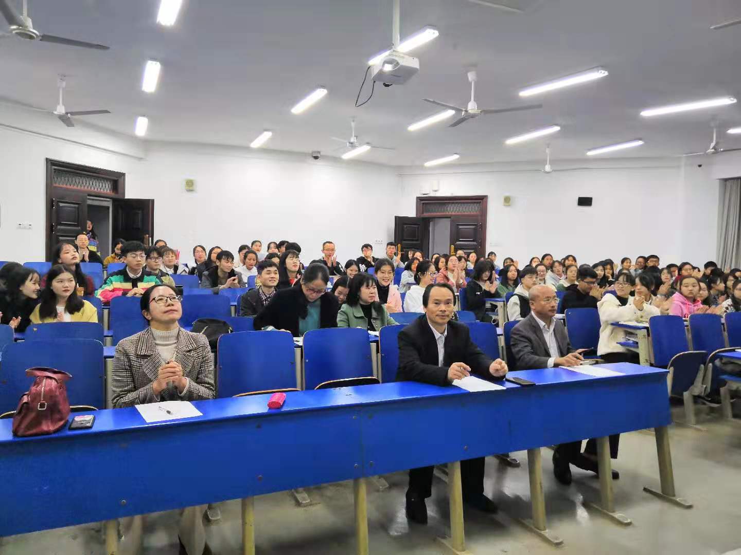 演讲比赛现场:评委坐前排