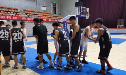 双方球员相互握手