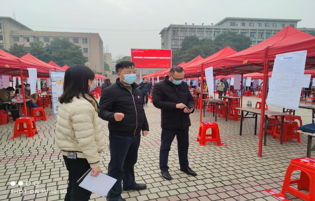 邹坤书记、田密副书记了解相关招聘单位信息