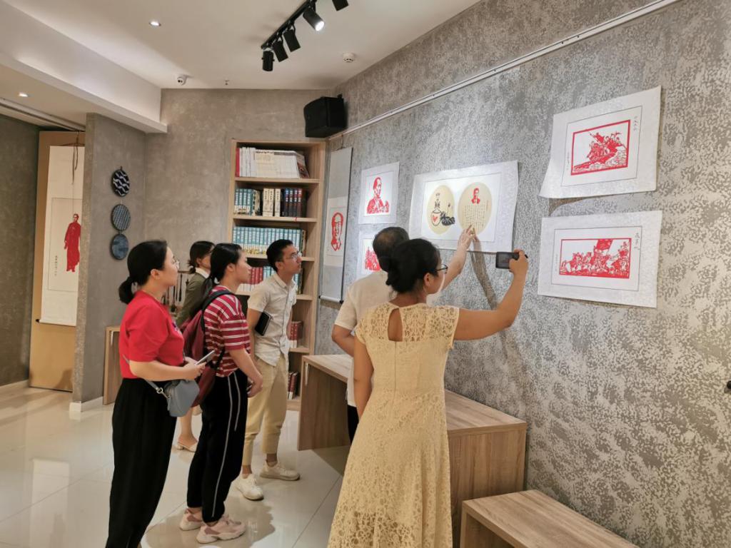 观看《我和我的祖国》不忘初心,牢记使命——尹湘峰红色剪纸作品展