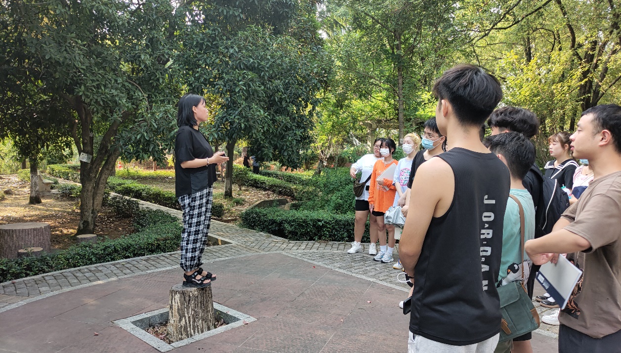 (图一:党员教师李卫婷安排课程内容及要求学生们做好课程的准备工作)