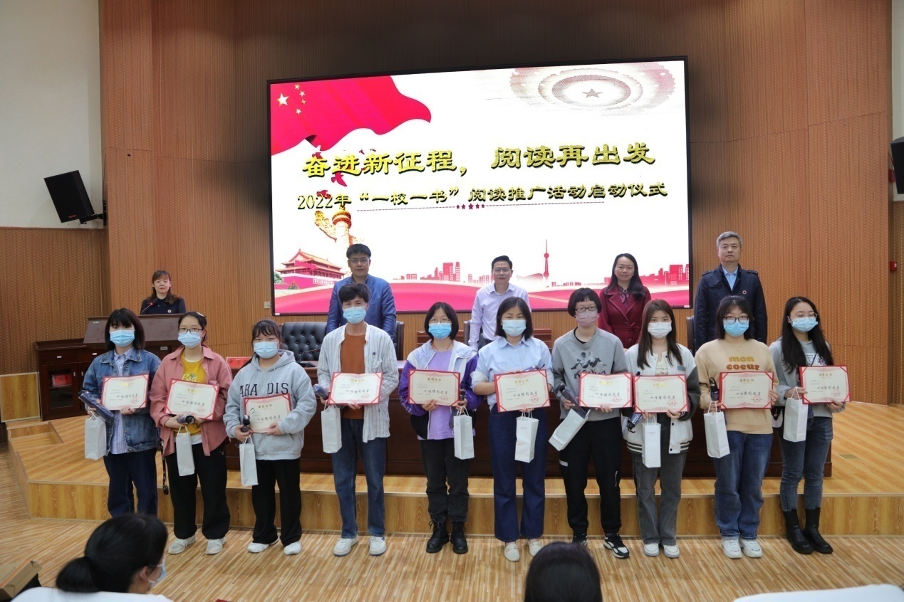 为获奖学生颁奖