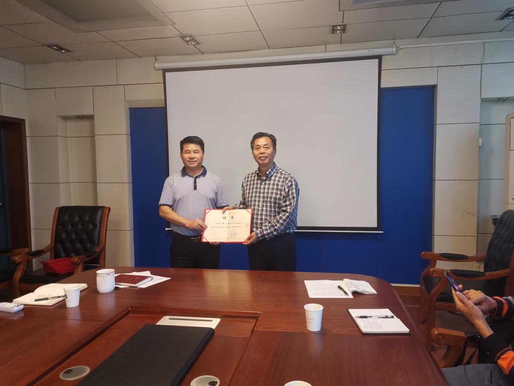 副校长周发明为督导颁发聘任证书