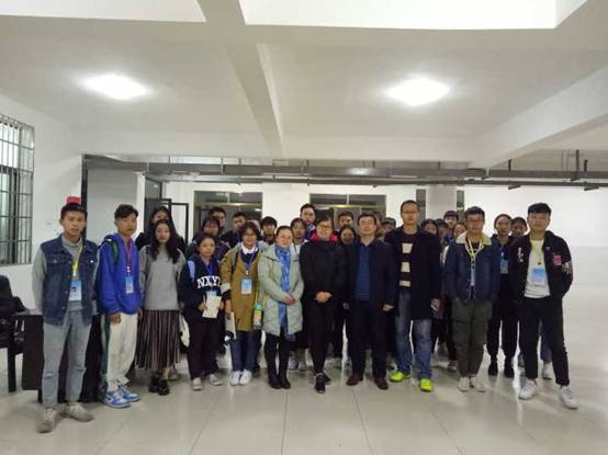 (院领导与学生干部查寝前大合照)