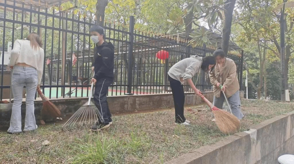 同学们在清扫白色垃圾