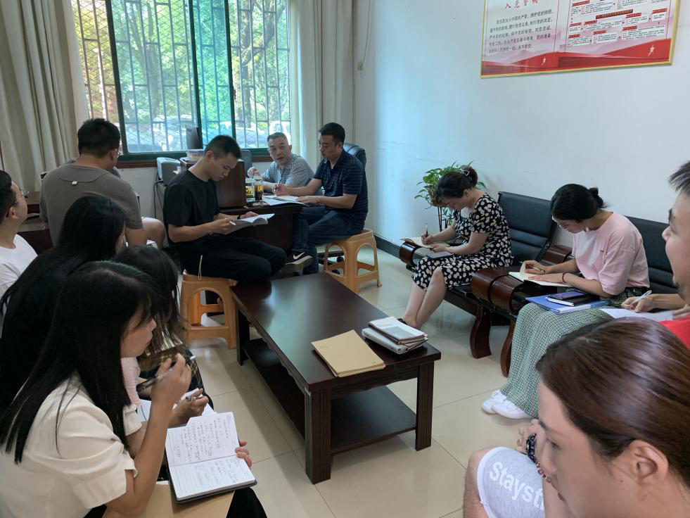 (图1 省第十二次党代会代表候选人推荐人选讨论)