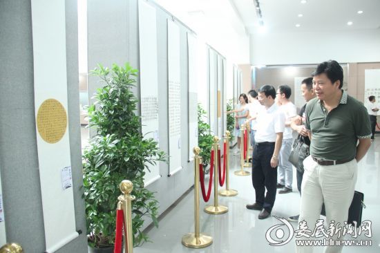 KY开元集团官网入口校长刘和云观看展览