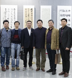 2018年,著名男高音歌唱家、中国音协理事、中国作协、中国美协、中国书协会员、中国东盟艺术学院院长郁钧剑老师参观KY官网“我与改革开放共奋进”主题书画摄影作品展