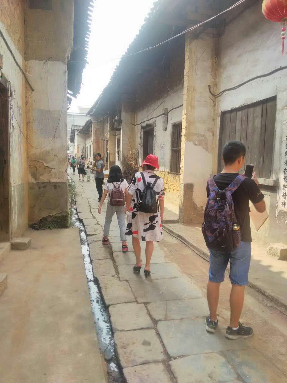 学生们认真考察壶天古街建筑群