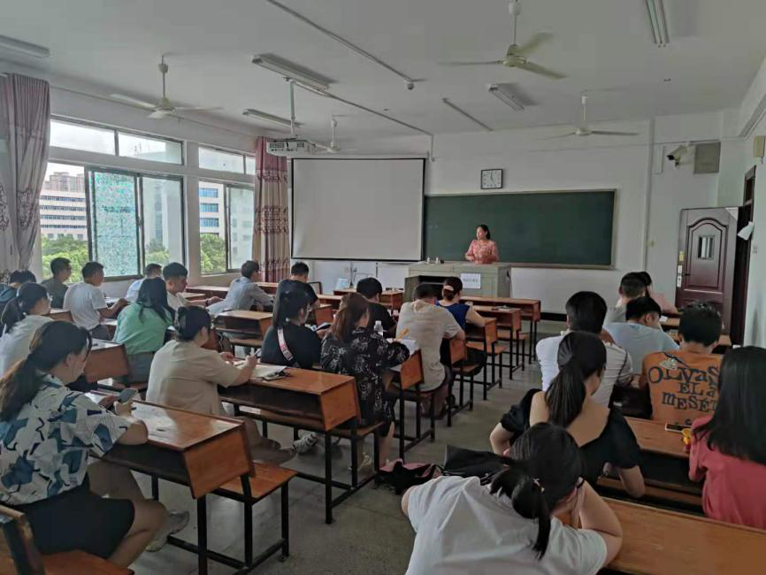 图2 副部长周丽华讲话