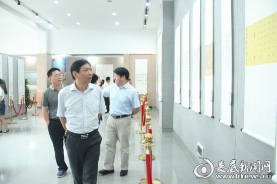 KY开元集团官网入口党委书记郭军观看展览