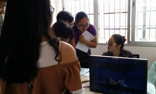 见习学校指导教师课后对学生进行指导