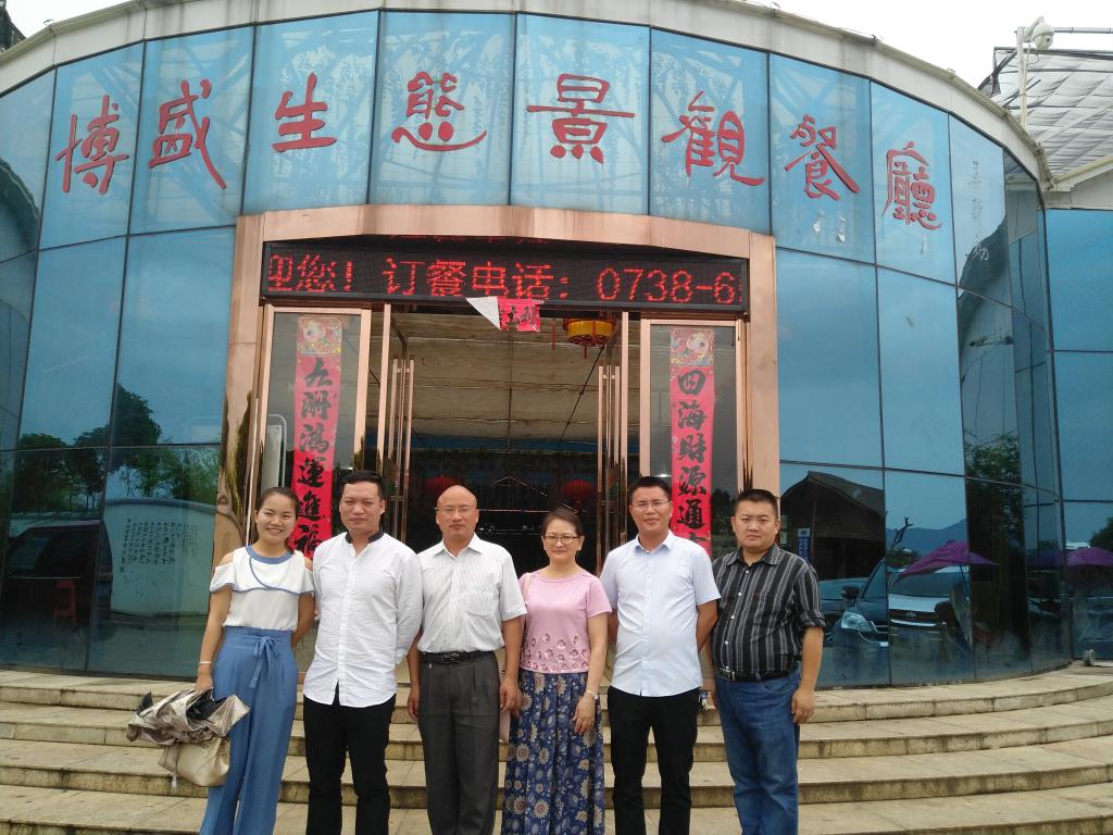 KY官网教师和地方文秘专家合影