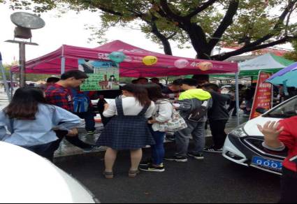 (一食堂前摆点宣传)