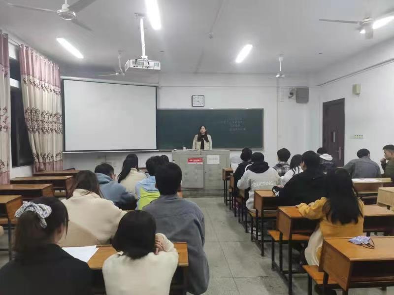 图三 研究生部李丹老师讲话